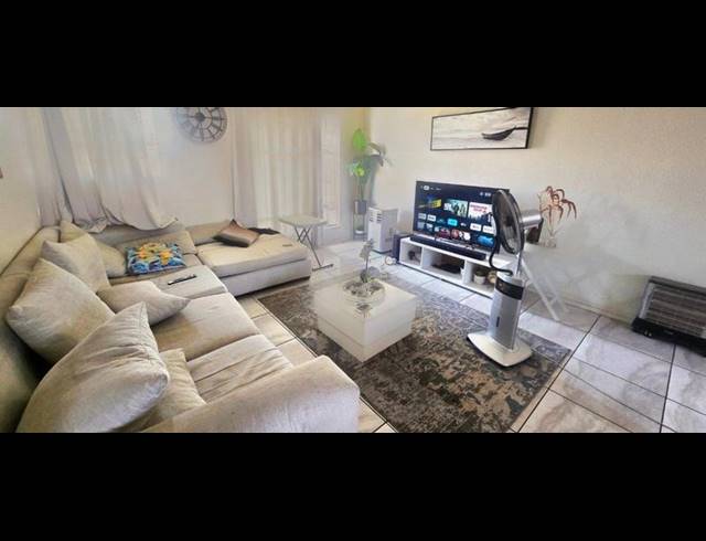 3 BEDROOM APARTMENT FOR SALE IN VANDERBIJLPARK SE 3